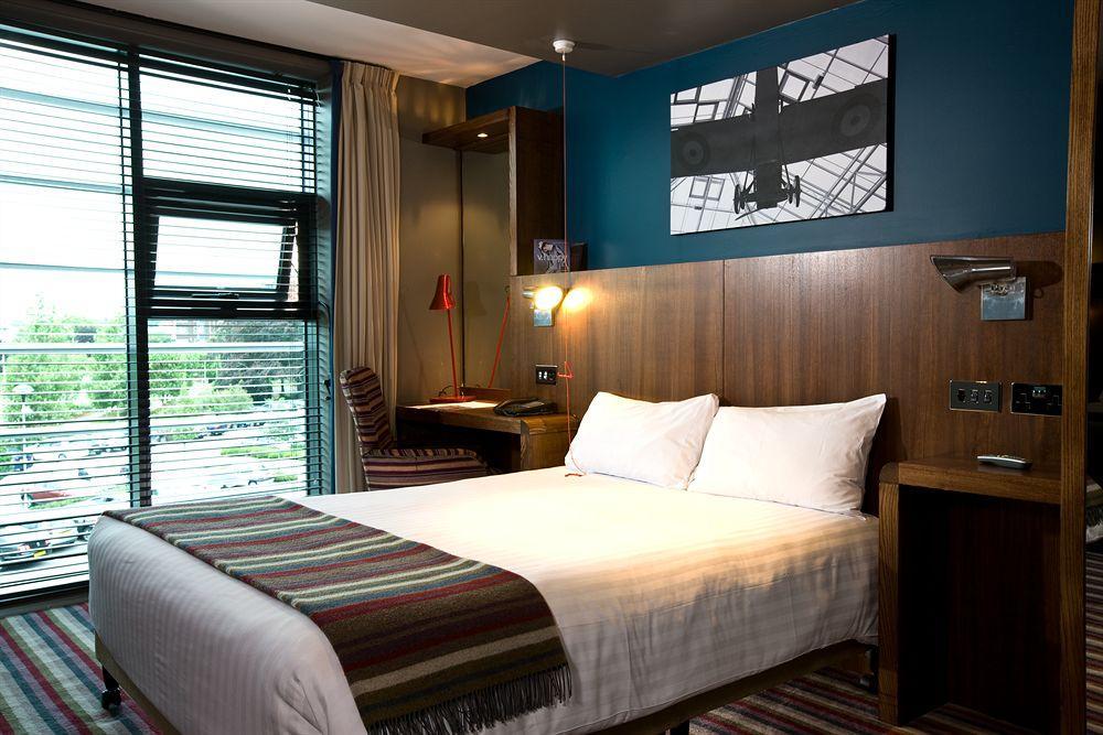 Village Hotel Farnborough Фарнборо Экстерьер фото
