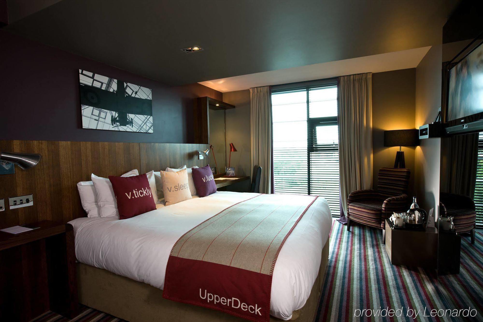 Village Hotel Farnborough Фарнборо Экстерьер фото