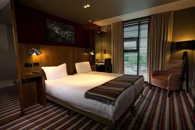 Village Hotel Farnborough Фарнборо Экстерьер фото
